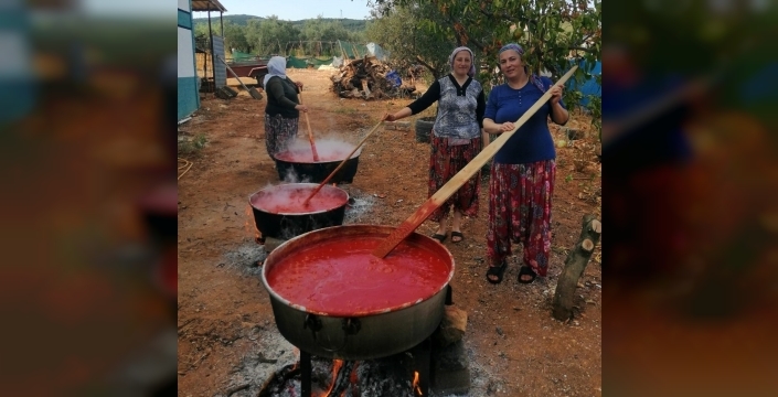 Üzümlü kadınları kışlık salça hazırlığında