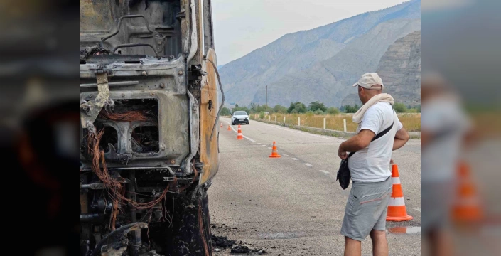 Uzundere'de Gürcü Tırı Yanarak Küle Döndü: Elektrik Hatları da Zarar Gördü