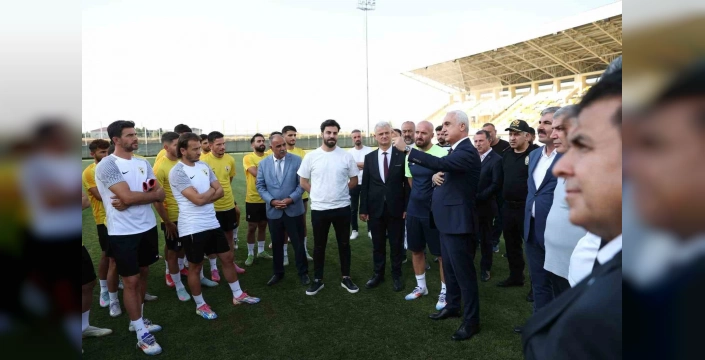 Vali Çakır, Muşspor'un Başarısını Kutladı: 'Artık maçlara biletle girme dönemi başlamalı'