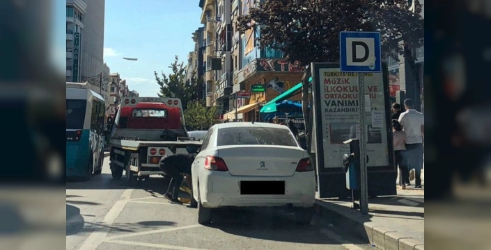 Van'da engelli rampalarına ve otobüs duraklarına park eden araçlar çekildi