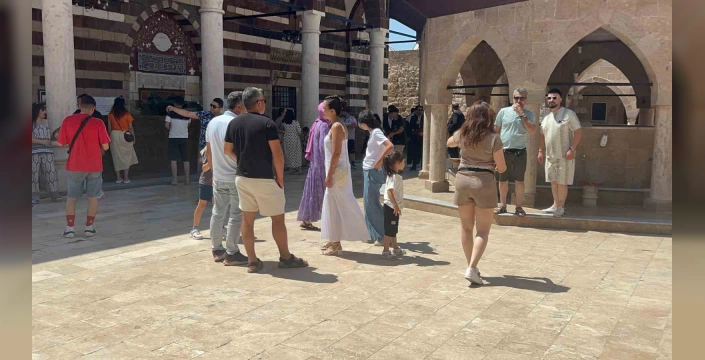 Van'da Hüsrev Paşa Camii'nde giyim tartışması