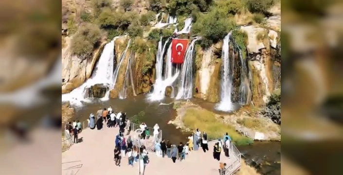 Van'da JAK timleri Muradiye Şelalesi'nde dev Türk bayrağı açtı