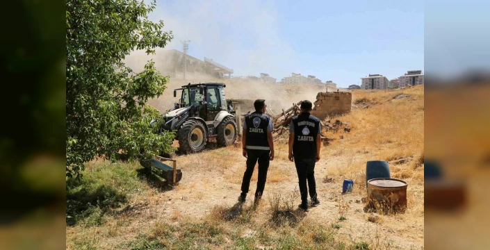 Van'da metruk yapılar ve ahırlar yıkılıyor