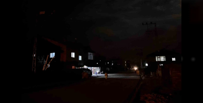 Yüksekova'da sokak lambaları yanmıyor: Tehlikeli karanlık