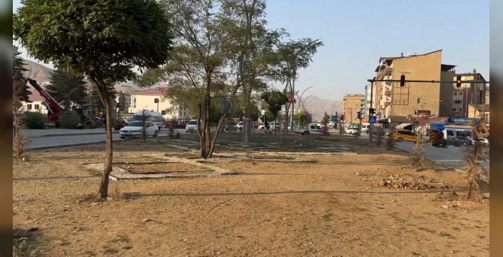 Yüksekova'da toz bulutu: VEDAŞ çalışmaları sonrası cadde kullanılamaz hale geldi