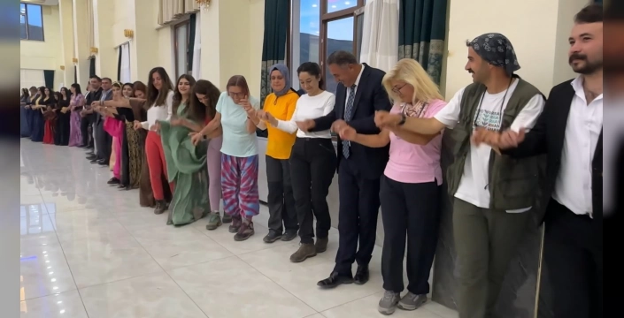 Yüksekova'da turistler düğünde halay çekti